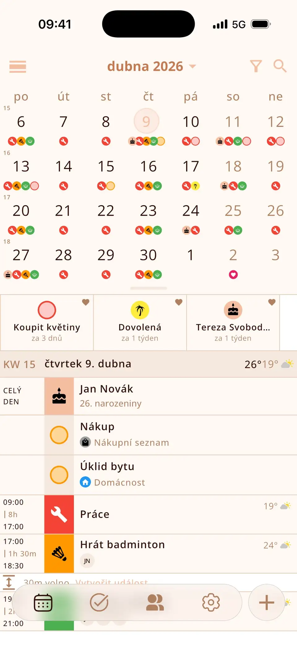 Týdenní zobrazení v Miracalu rozbalené na čtyři týdny s barevnými značkami událostí